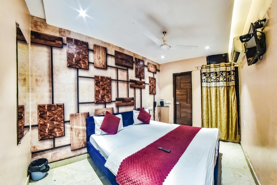 Hotel Woodz Deluxe Room-Near Golden Temple