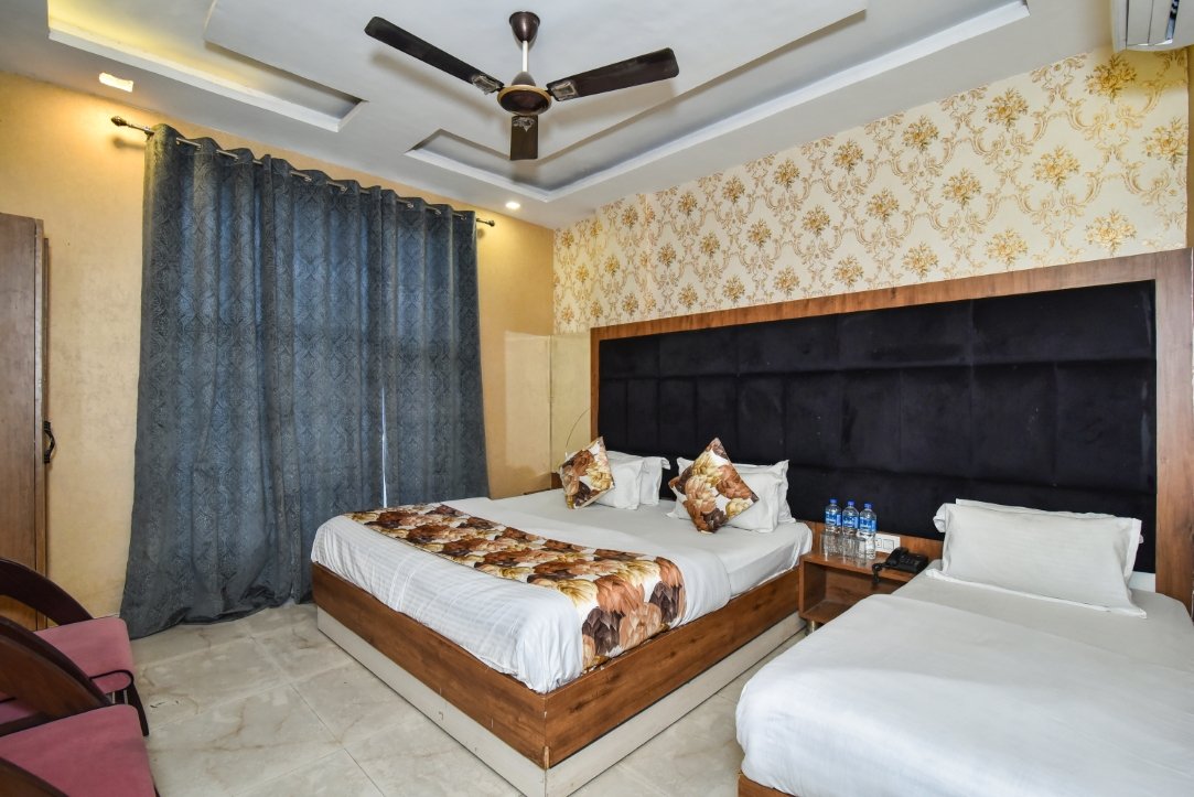 Deluxe Room Spacious View with Amenities – Hotel Woodz Amritsar