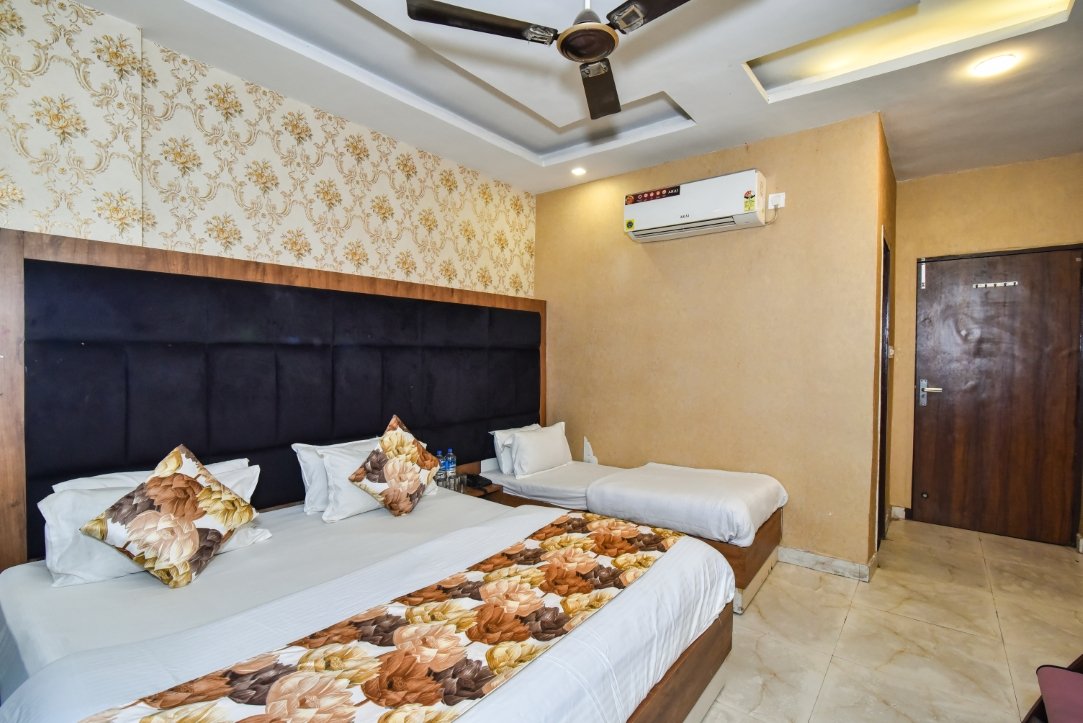 Deluxe Room Premium Bedding and Furniture – Hotel Woodz