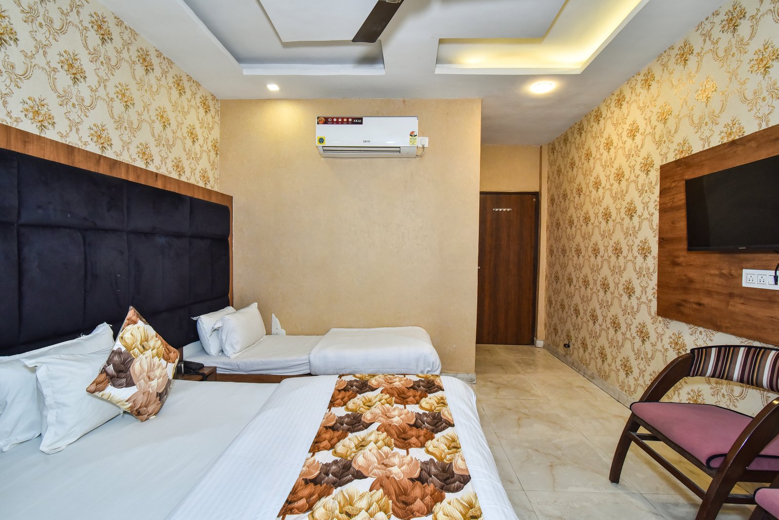 Super Deluxe Room King Bed Setup – Hotel Woodz Amritsar